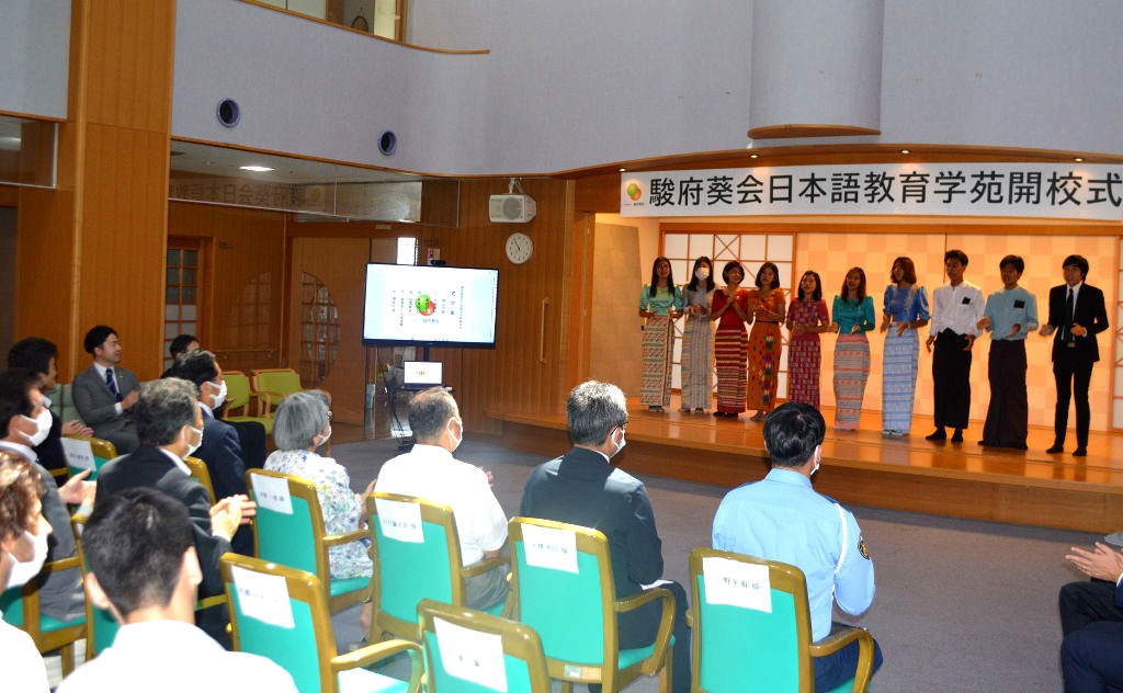 式典で母国の歌や踊りを披露する学生＝静岡市駿河区