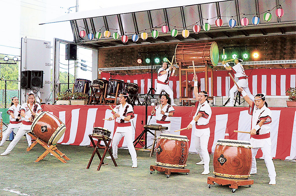 和太鼓の演奏を披露したステージ＝長泉町の元長窪広場