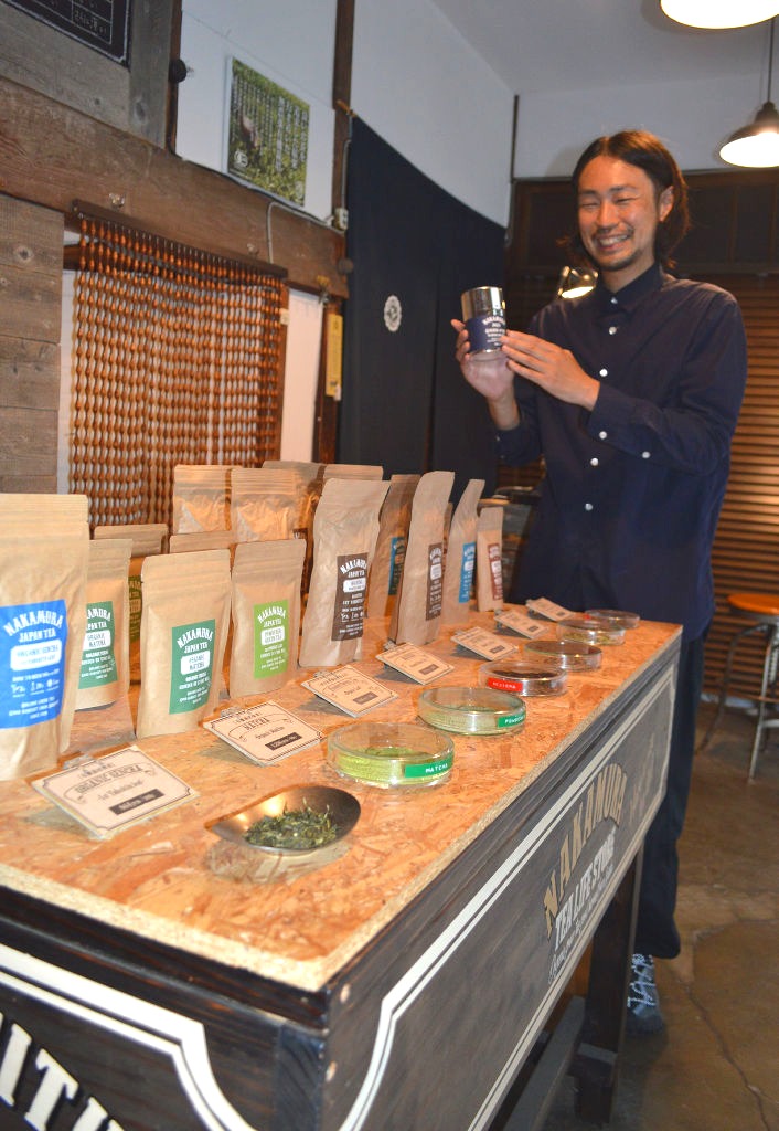 （上）マルムラ製茶の商品を販売する西形圭吾さん＝６月下旬、東京都台東区蔵前の「ＮＡＫＡＭＵＲＡ　ＴＥＡ　ＬＩＦＥ　ＳＴＯＲＥ」