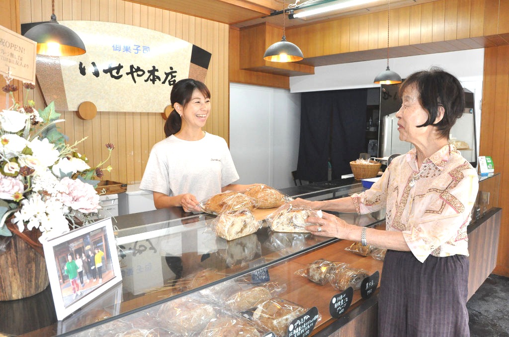 和菓子店の店舗と店名を受け継ぎ、パン屋を経営する渡辺裕美さん（左）＝７月上旬、沼津市幸町