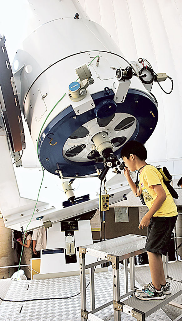 大型望遠鏡で昼間の星を眺める参加者＝焼津市田尻のディスカバリーパーク焼津天文科学館