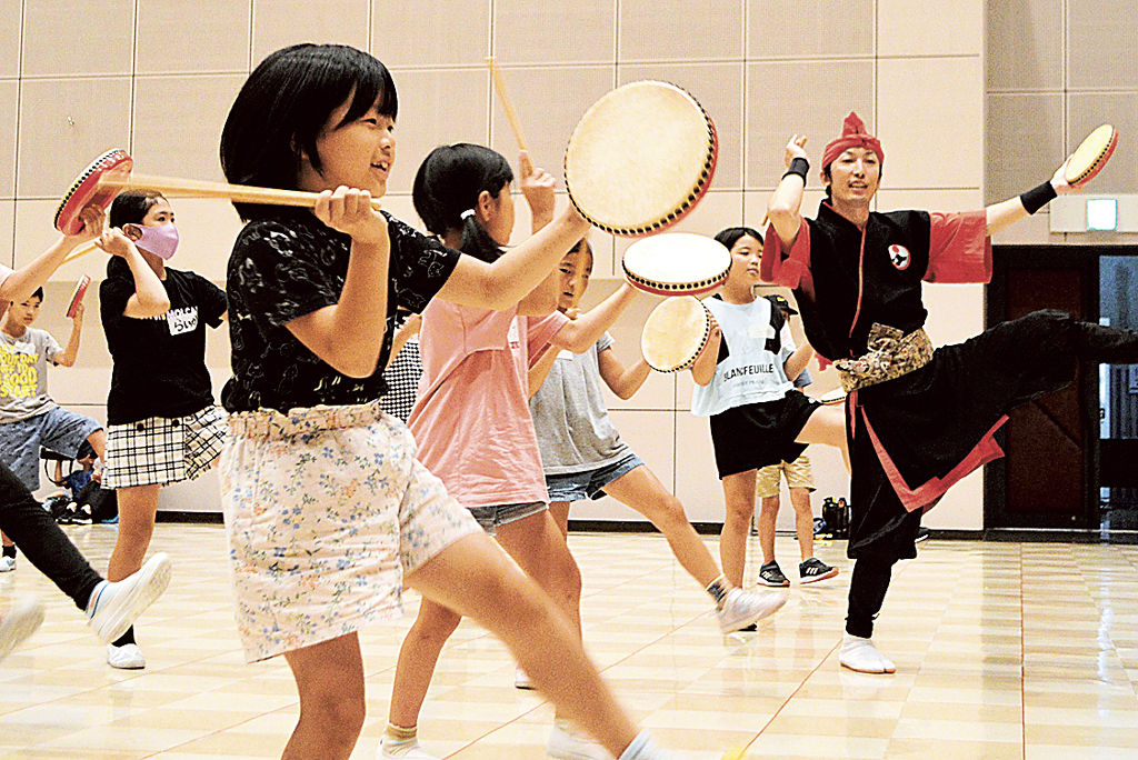 エイサーを体験する子どもたち＝菊川市のアエル