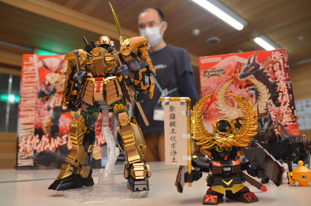 「ＭＧ　１／１００　武者ガンダムＭｋ－Ⅱ　徳川家康Ｖｅｒ．」（左）と「ＳＤガンダムＢＢ戦士　徳川家康頑駄無　漆黒の鎧版」＝静岡市駿河区の静岡ホビースクエア