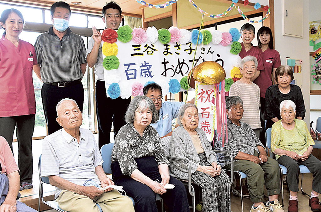 １００歳を迎える三谷さん（前列右から３人目）を祝った誕生日会＝浜松市北区の引佐赤十字病院なのはな