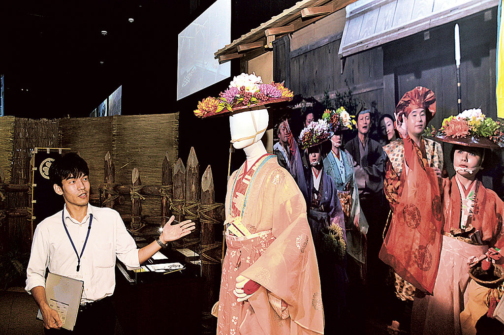 井伊直政の初登場シーンに使われた踊り子の衣装＝浜松市中区の浜松大河ドラマ館