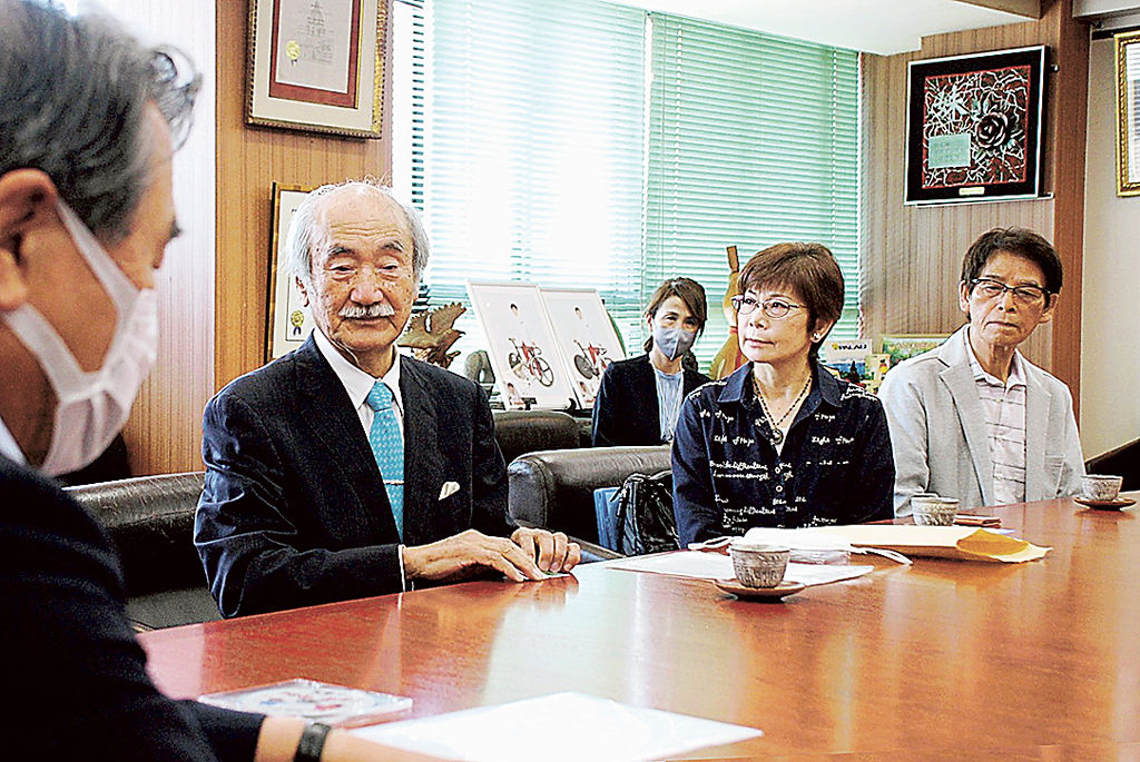 夏祭りの完成を豊岡市長（左）に報告する佐藤さん（左から２人目）ら＝三島市役所
