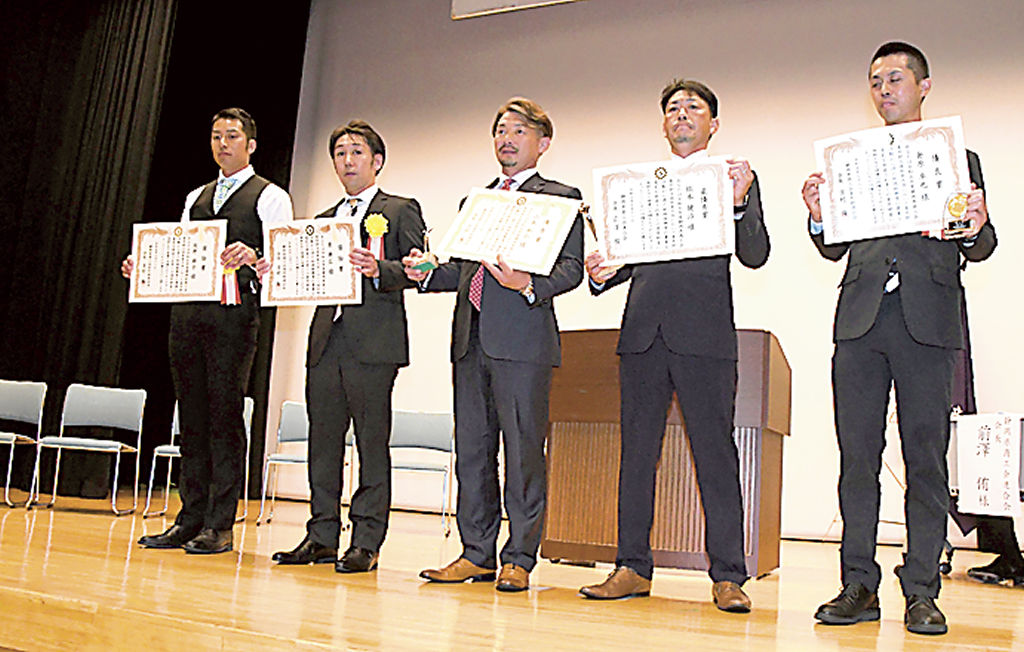 最優秀賞に輝いた橋本健治さん（右から２人目）＝７月中旬、静岡市駿河区