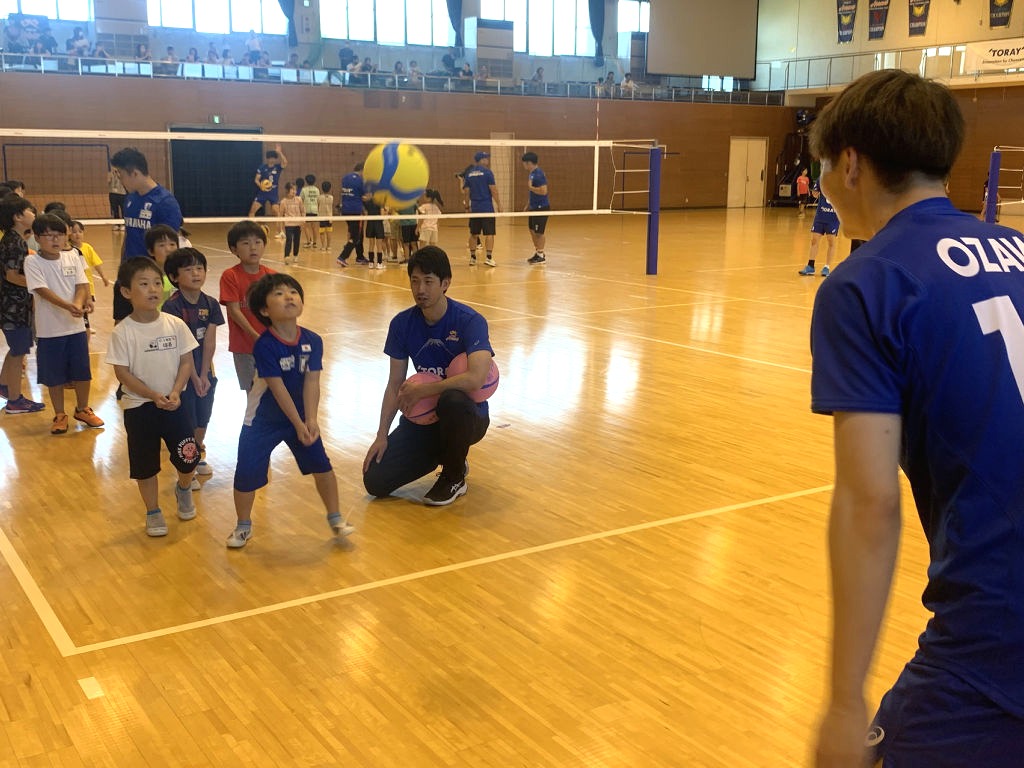 バレーボールのレシーブに挑戦する児童ら＝三島市の東レ体育館