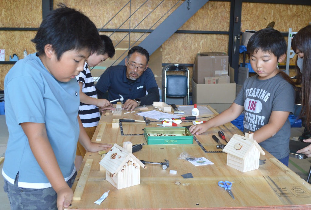 工具を使ってオリジナルの家を製作する子ども＝吉田町神戸の長谷川建設