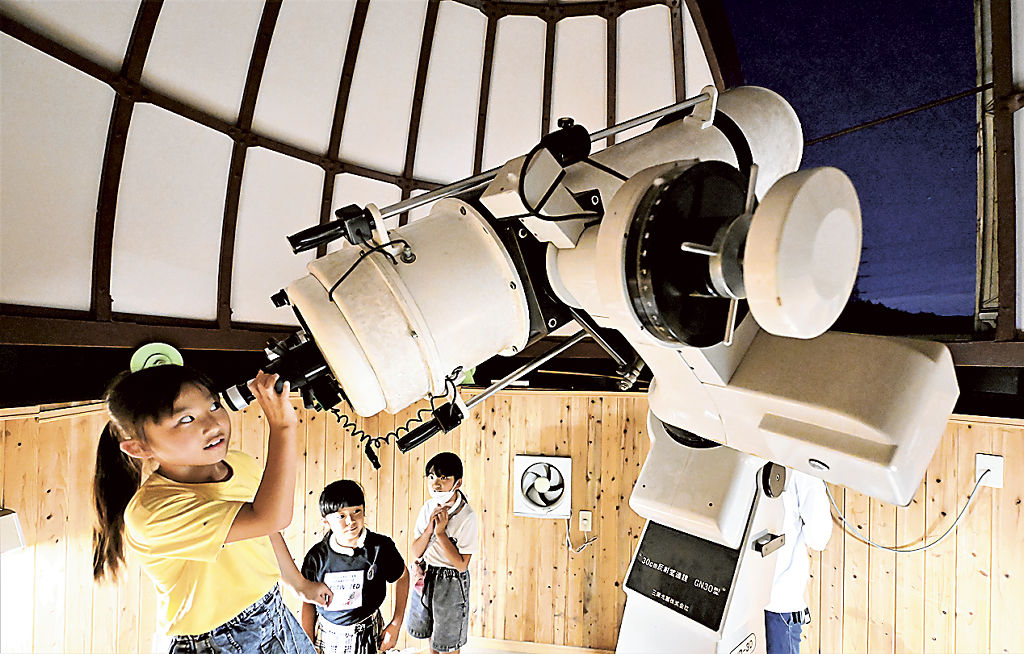 望遠鏡で星空を観察する児童＝浜松市西区のオイスカ浜松国際高