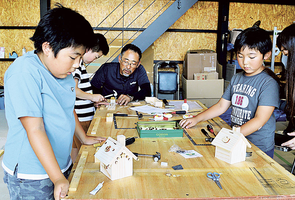 工具を使ってオリジナルの家を製作する子ども＝吉田町神戸の長谷川建設