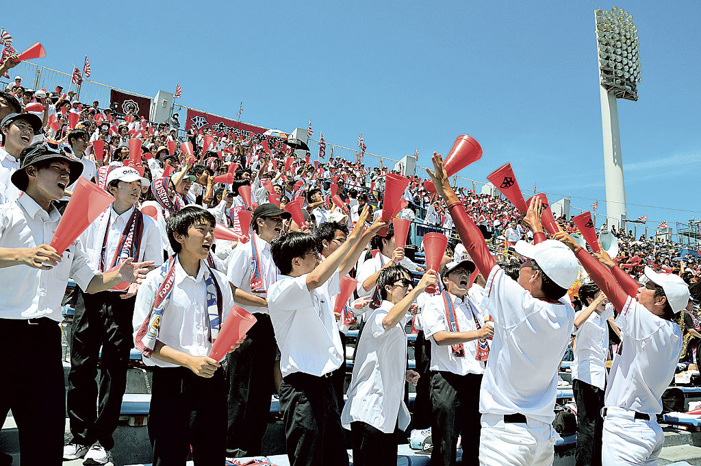 応援スタンドで赤いメガホンを手に声を張り上げる浜松開誠館高の生徒ら＝２９日午後、静岡市駿河区の草薙球場