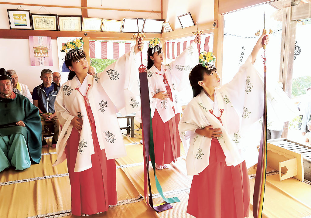 ４年ぶりに浦安の舞を奉納した熊野神社の例大祭＝浜松市天竜区佐久間町