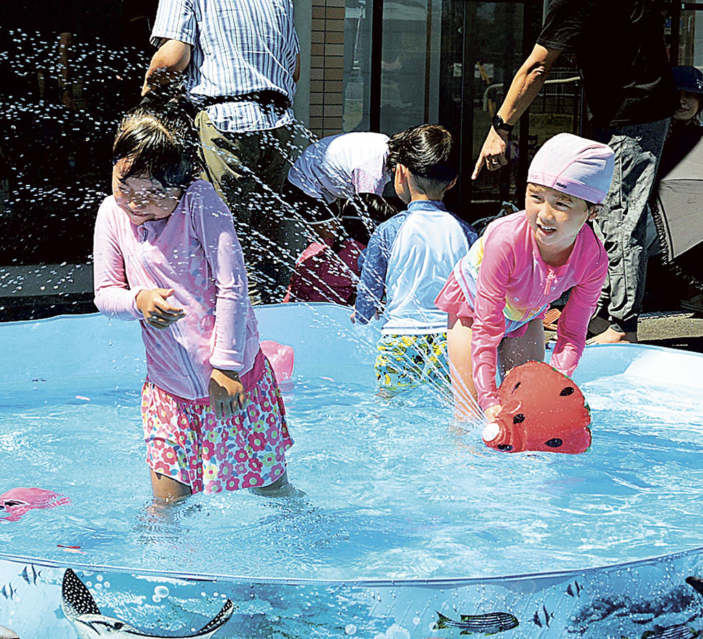 水遊びを楽しむ子どもたち＝菊川市高橋のみなみやま会館
