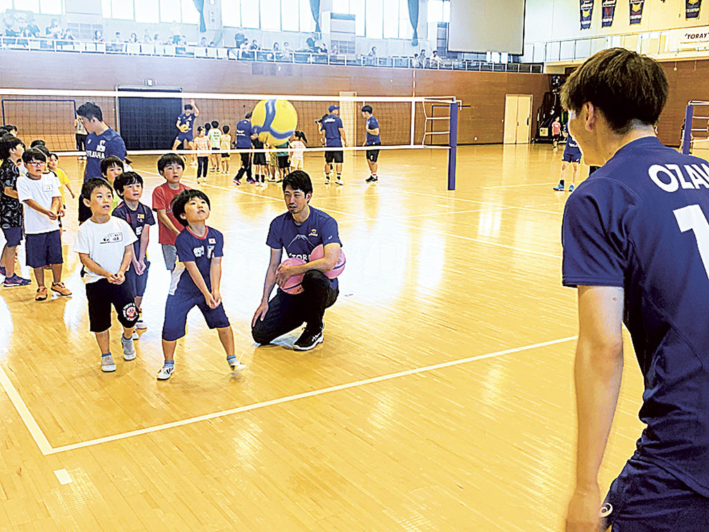 バレーボールのレシーブに挑戦する児童ら＝三島市の東レ体育館