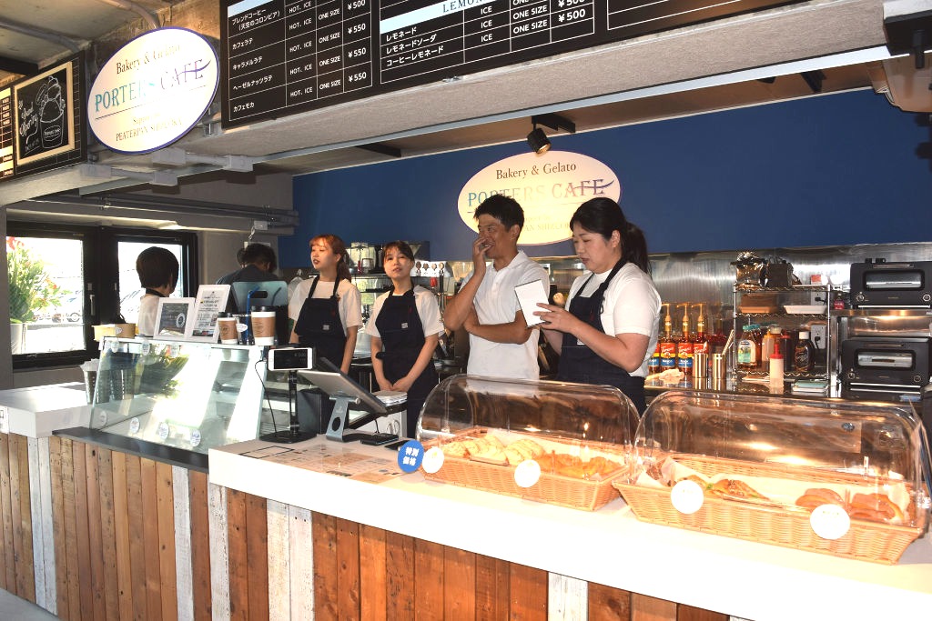 パンやジェラートなどを販売するカフェ＝焼津市中港の焼津ＰＯＲＴＥＲＳ