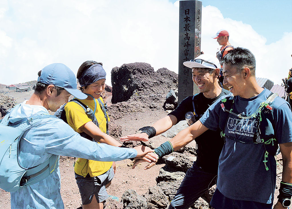 富士山登山ルート３７７６で登頂を果たしたグループ＝１６日、同山剣ケ峰
