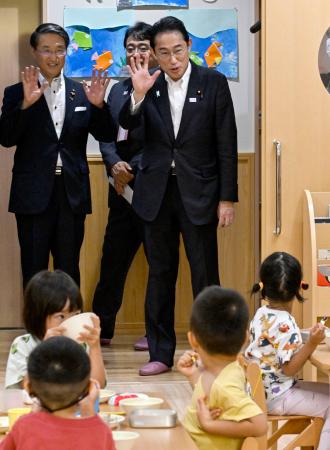 鳥取県日吉津村の子育て施設を視察する岸田首相（右）＝３１日午前（代表撮影）