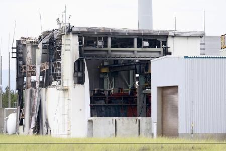 爆発で壊れた能代ロケット実験場の真空燃焼試験棟＝１４日午後、秋田県能代市