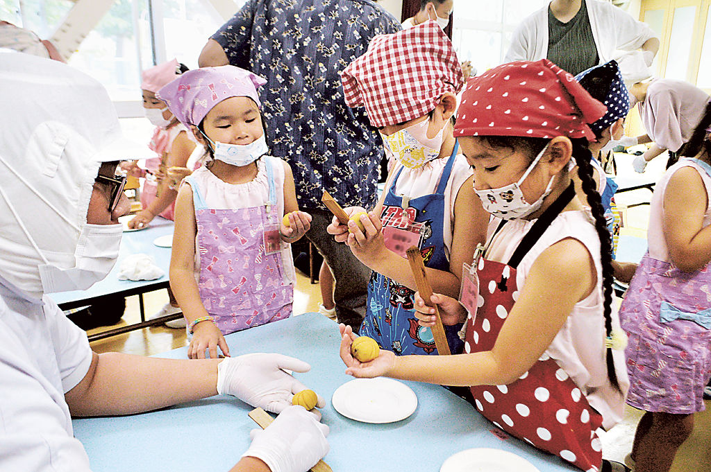 ダイダイ入り上生菓子を作る園児＝熱海市の富士保育園（写真の一部を加工しています）
