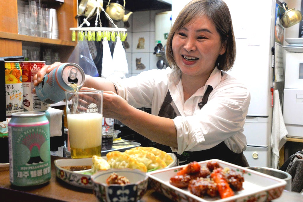 居酒屋そら店主の金恵蘭さん。韓国料理とビールを提供する＝静岡市葵区