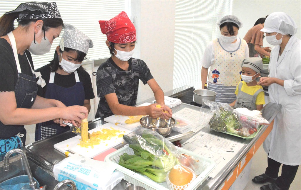 料理に挑戦する参加者＝藤枝市生涯学習センター