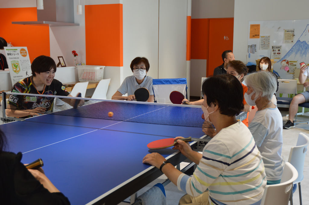 歓声を上げ盛り上がった卓球教室＝静岡市葵区の「かけこまち七間町」