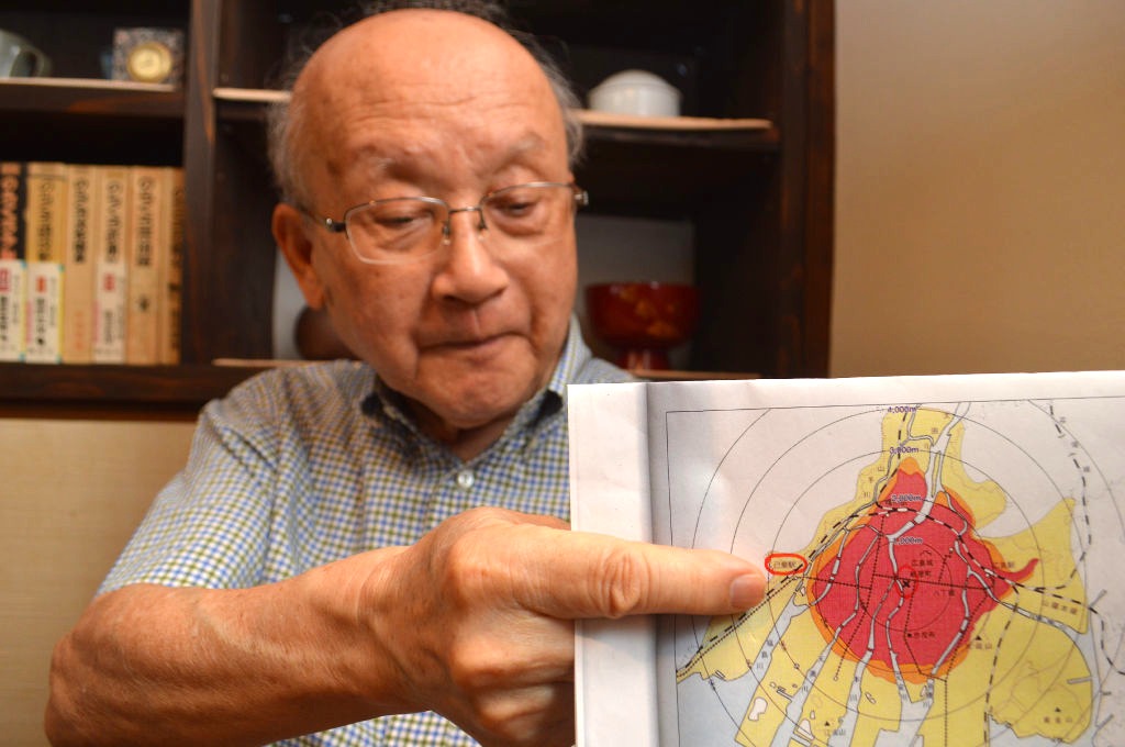 ７８年前、広島市で自身が被爆した付近を示す樺山公一さん＝７月下旬、伊東市