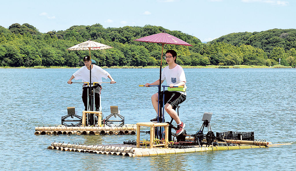 竹を使った水上自転車に試乗する学生＝浜松市の佐鳴湖
