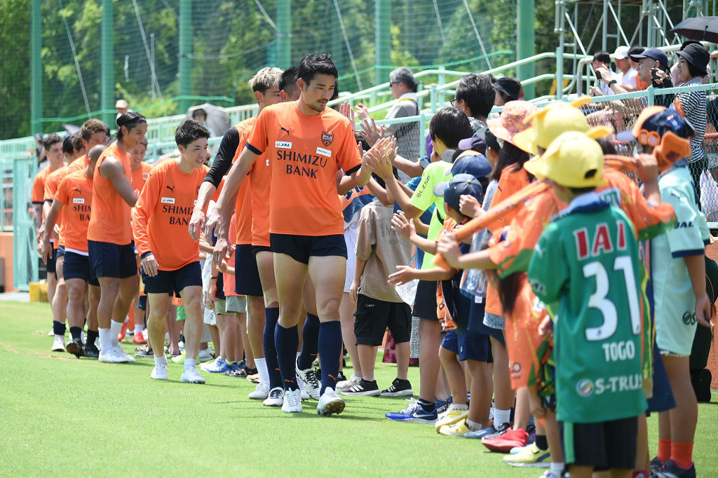 練習後の選手たちと子どもたちがハイタッチで触れ合った企画＝静岡市清水区の三保グラウンド