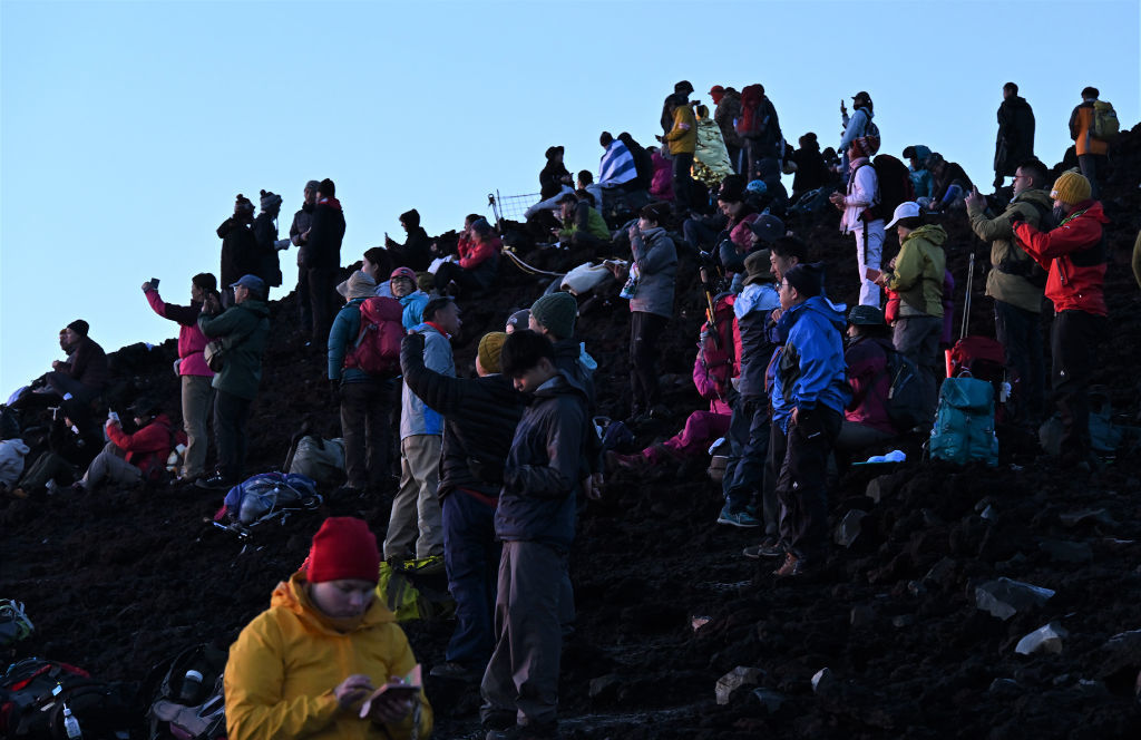 富士山頂で御来光を楽しむ外国人登山者ら＝２日午前、富士山須走口付近（写真部・二神亨）
