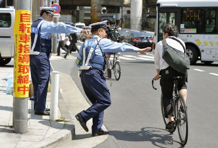 信号無視した男性を制止する警視庁の警察官＝２０１５年、東京都港区
