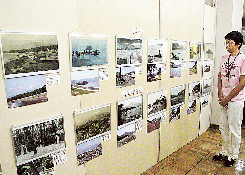 およそ１００年前の絵はがきと、現在の同じ風景を撮影した写真を並べて展示している企画展＝沼津市歴史民俗資料館