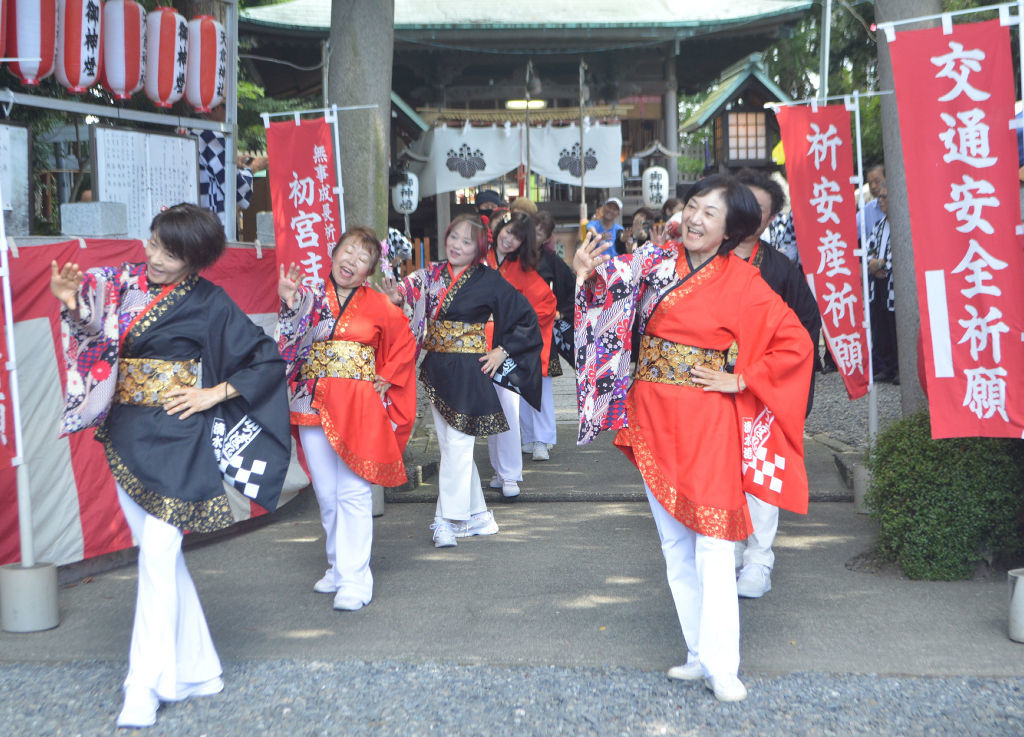 成功祈願祭の後、かっぽれを踊って矢倉神社を去る市民ら＝静岡市清水区矢倉町