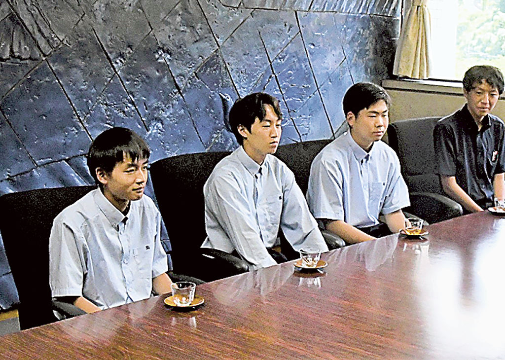 結果を報告する（左から）渡辺さん、松本さん、長田さん＝小山町役場