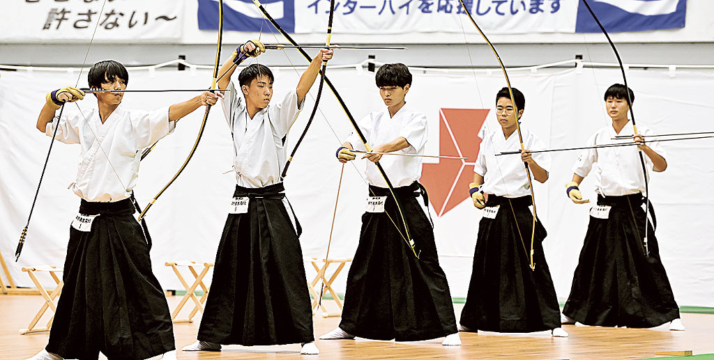 男子団体予選　予選を突破した田方農の（左から）橋本、松田、鈴木、大西、石田