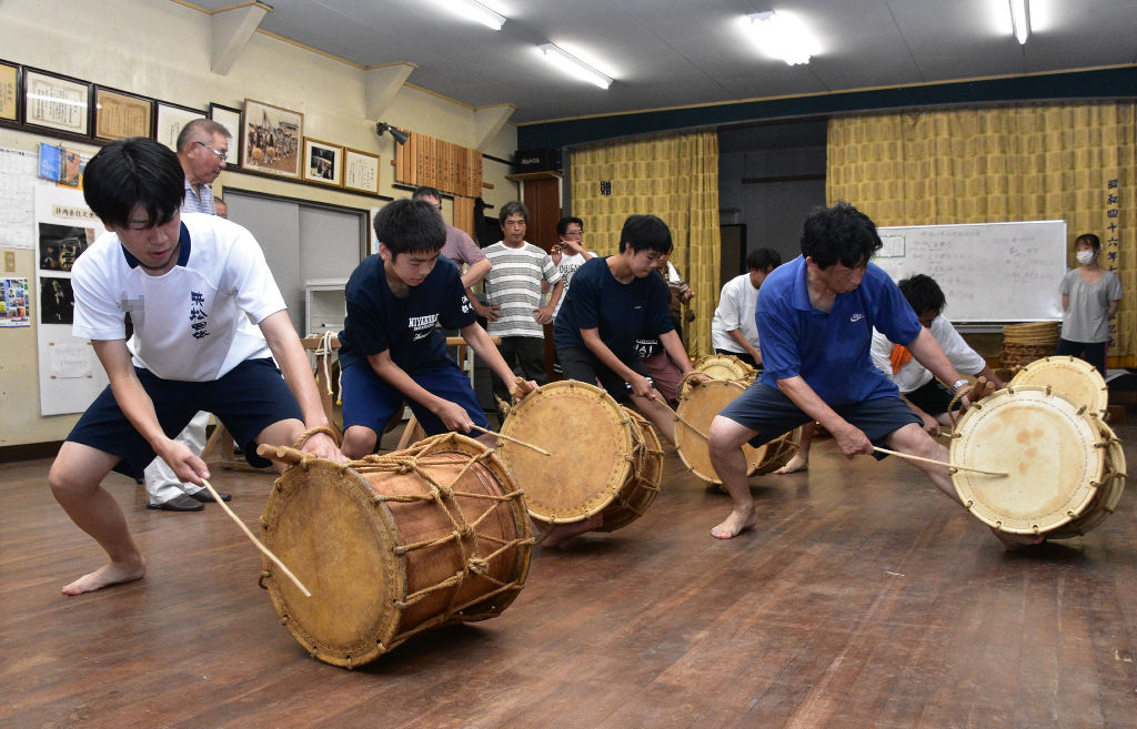 放歌踊りの練習に臨む中高生ら＝浜松市北区滝沢町（画像の一部を加工しています）