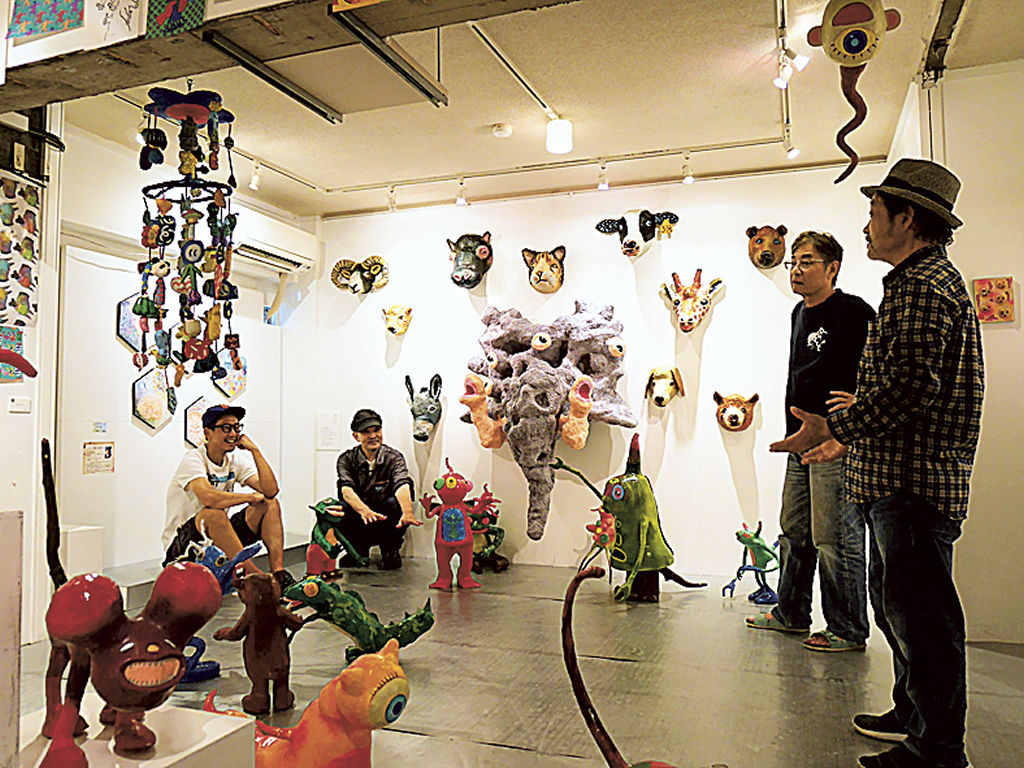 県内アーティスト１０人の作品が一体感を生んだグループ展＝静岡市葵区研屋町のボタニカ・アートスペース