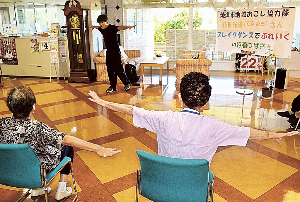 花田さん（中央奥）に合わせてブレイクダンスの動作を実践する利用者＝焼津市田尻北の特別養護老人ホームつばさ
