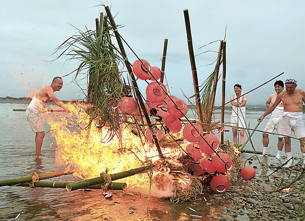 やかたに火を付け、地域住民の厄を落とした祭り＝磐田市池田の天竜川