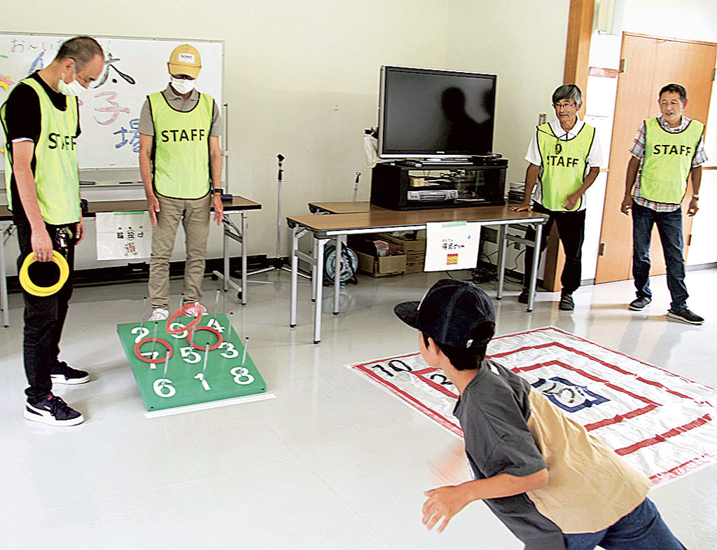 輪投げなどの遊びで盛り上がったイベント＝島田市の梅の里伊太コミュニティセンター