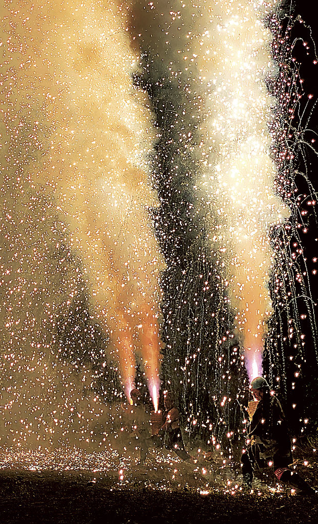 ごう音を立てながら火柱を吹き上げる手筒花火＝静岡市葵区の新間宮前スポーツ広場