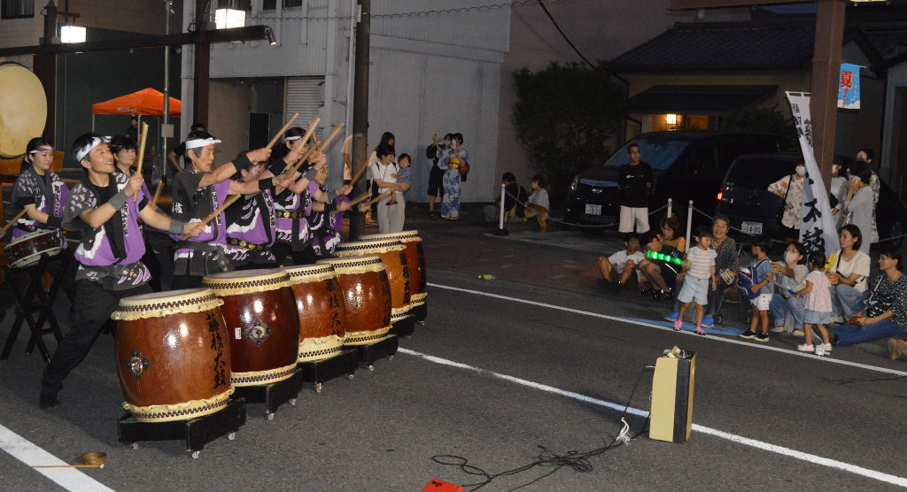 藤枝太鼓の演奏などが行われた納涼夏まつり＝藤枝市の上伝馬商店街