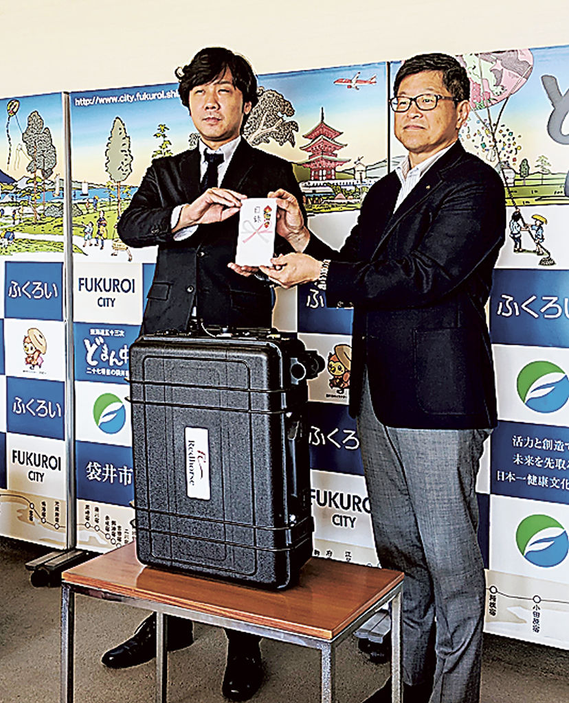 ポータブル蓄電池を寄贈したレッドホースコーポレーションの山田社長（左）＝袋井市役所