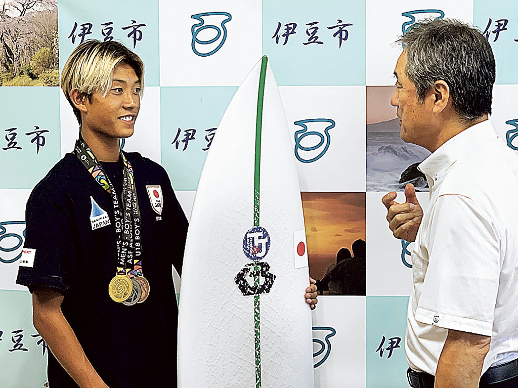 サーフィン・アジア選手権の結果を報告する足立さん（左）＝伊豆市役所