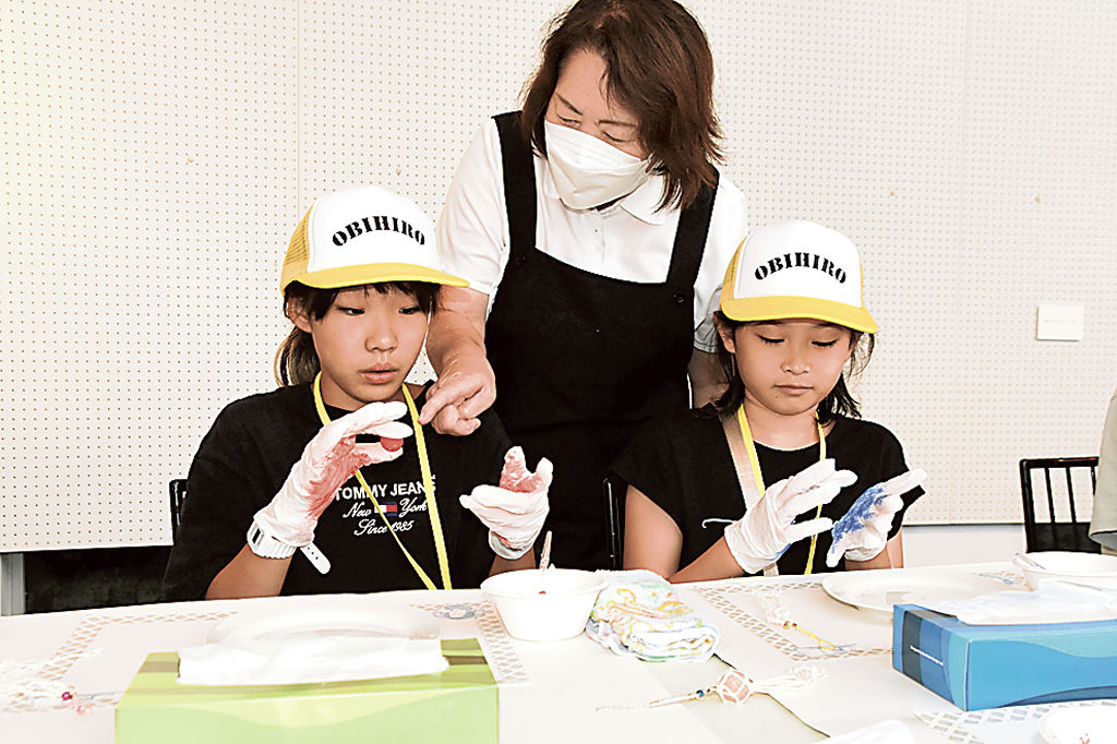 漆喰ストラップ作りに取り組む児童＝松崎町の伊豆の長八美術館