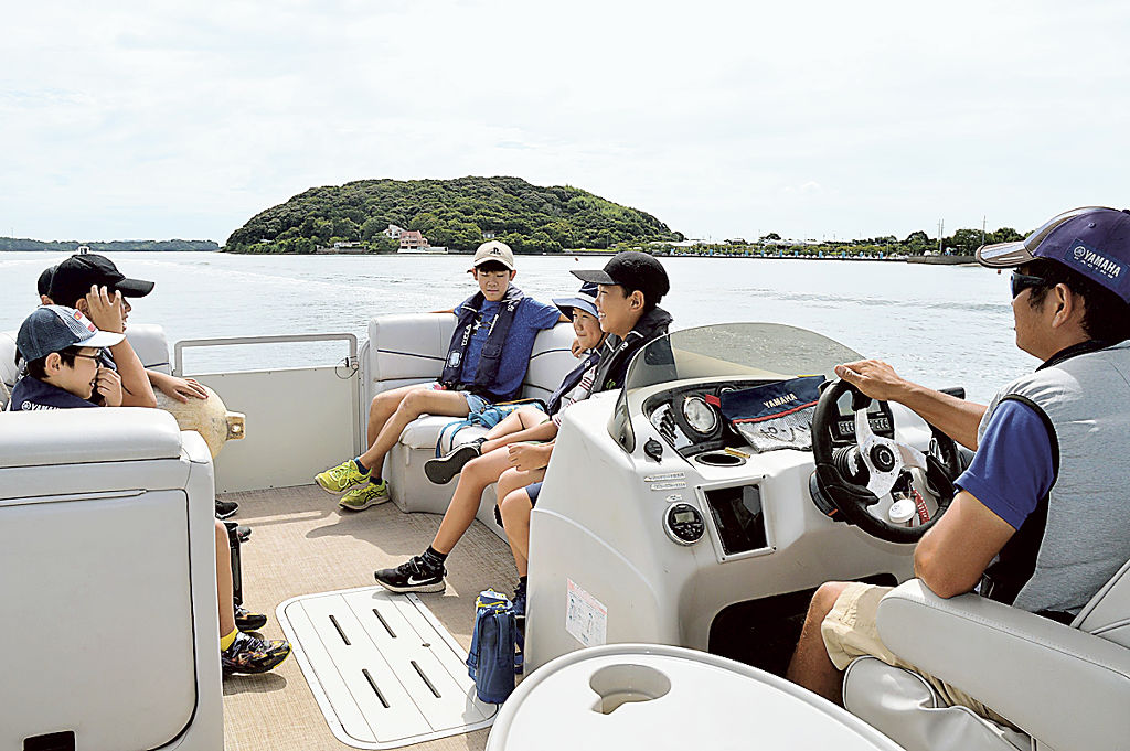ボートに乗り浜名湖のクルージングを楽しむ子どもたち＝湖西市入出