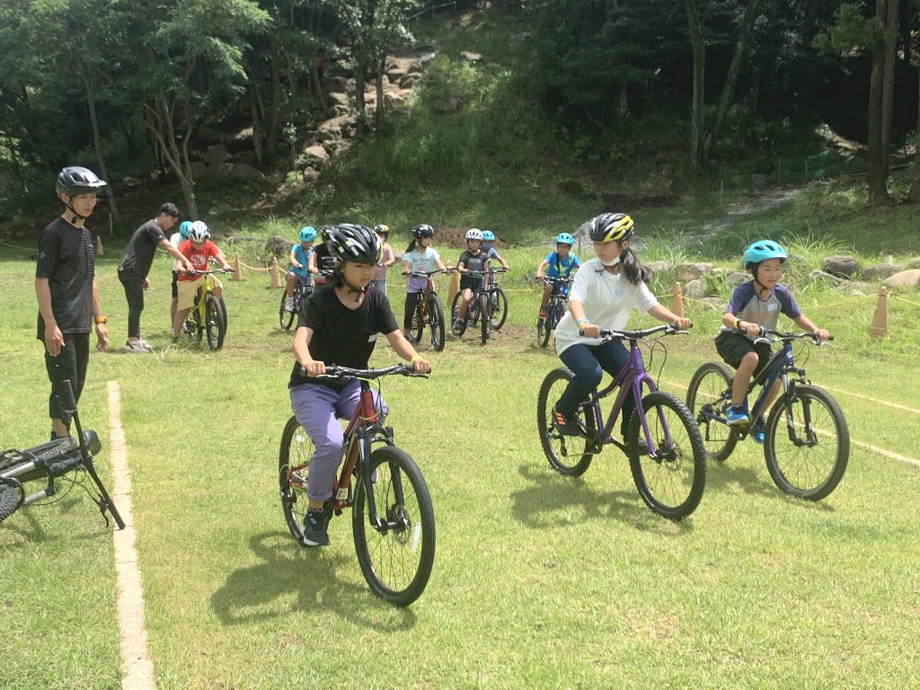 自転車競技を体験する児童＝伊豆市の日本サイクルスポーツセンター
