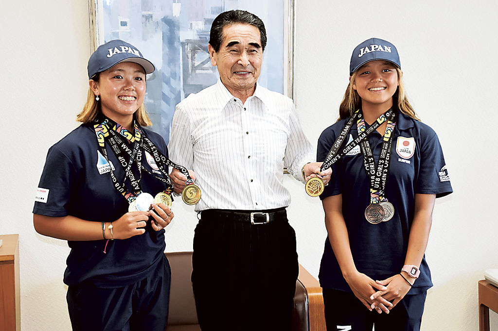 獲得したメダルを首にかけて、柳沢市長を訪問した佐藤選手（左）と池田選手（右）＝御前崎市役所