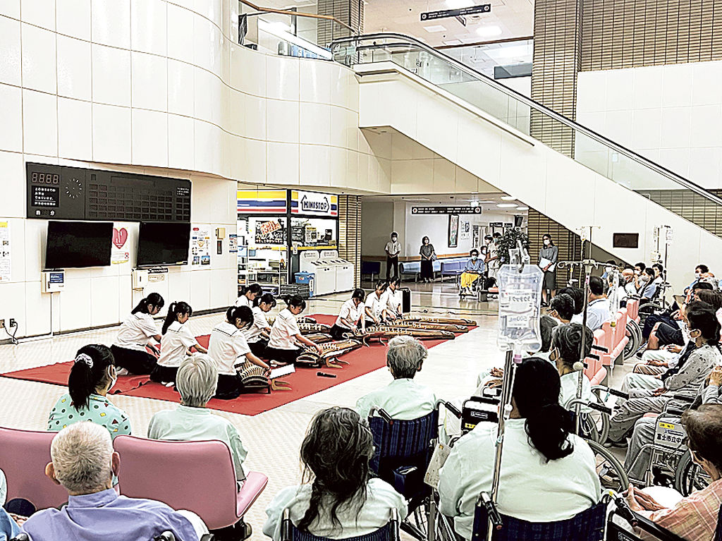 日本古謡を演奏する富士市立高の箏曲部＝富士市の市立中央病院